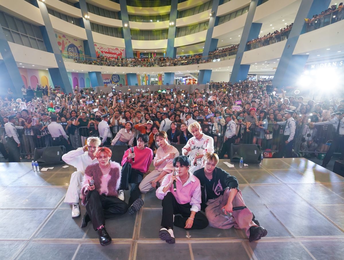 Filipino K-Pop boyband HORI7ON takes over SM Supermalls for epic fan events