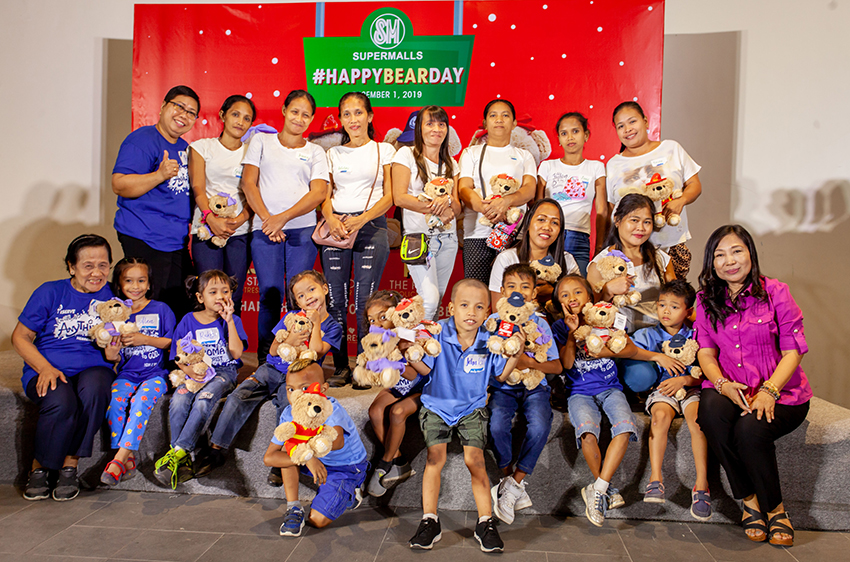 HappyBearDay - Charity-Kids-with-Guardians-and-SM-Cares-Volunteer