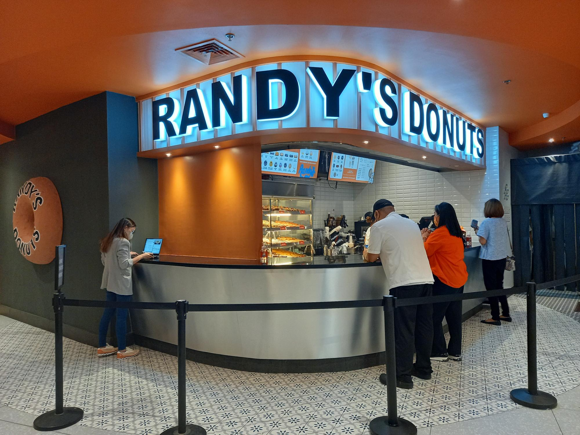 A Skip and Hop Away from Mall of Asia: RANDY’S DONUTS IS HERE!!