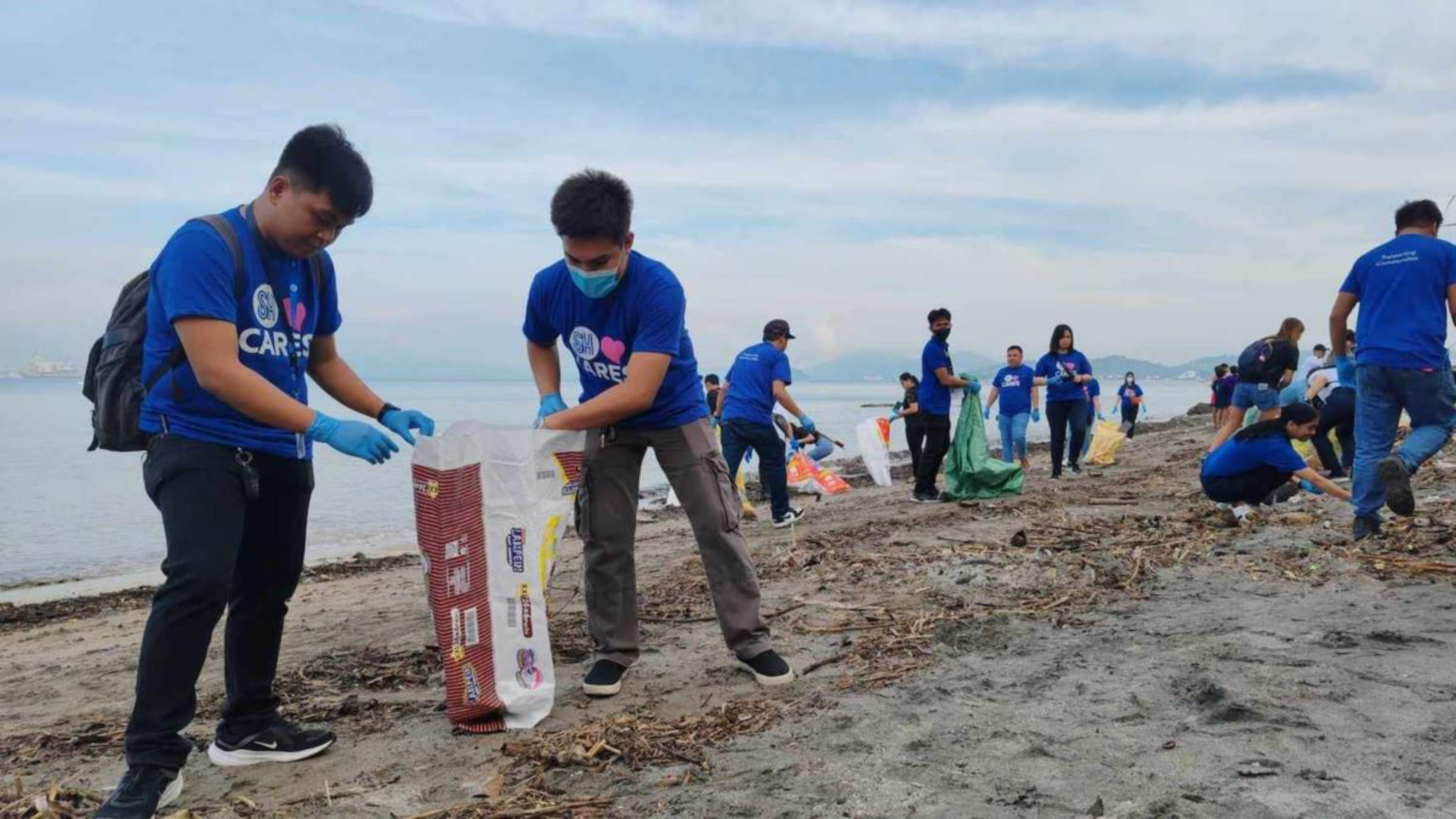 SM’s Biggest Haul at the 38th International Coastal Clean Up: 100,000 Kilos of Trash Collected By over 17,000 Volunteers
